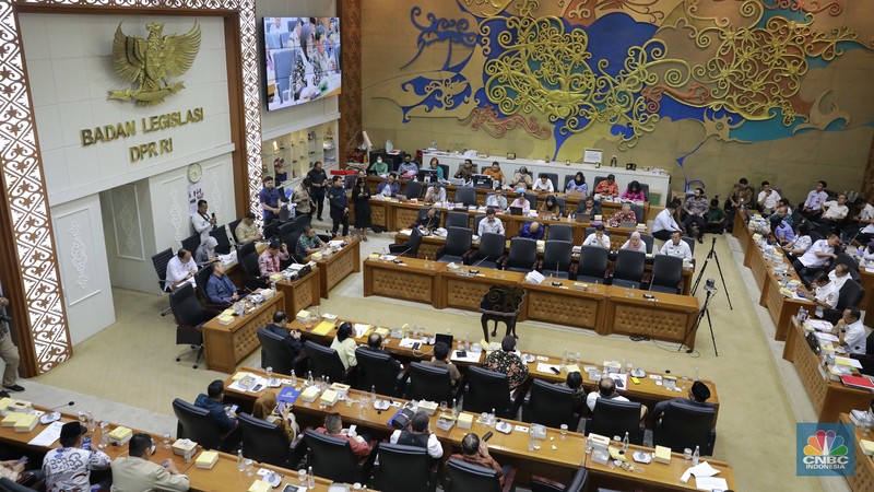 Badan Legislasi DPR RI menggelar Rapat Kerja Bersama Pemerintah dan DPD untuk pembahasan RUU pemilihan gubernur, bupati dan wali kota, atau RUU pemilihan kepala daerah di Gedung DPR, Jakarta, Rabu (21/8/2024). (CNBC Indonoesia/Muhammad Sabki) Badan Legislasi DPR RI menggelar Rapat Kerja Bersama Pemerintah dan DPD untuk pembahasan RUU pemilihan gubernur, bupati dan wali kota, atau RUU pemilihan kepala daerah di Gedung DPR, Jakarta, Rabu (21/8/2024). (CNBC Indonoesia/Muhammad Sabki)