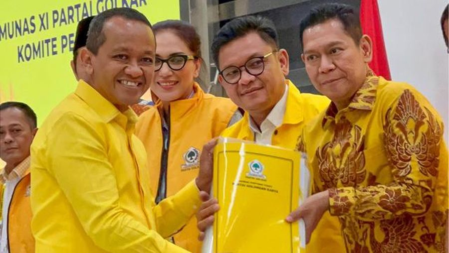 Bahlil Lahadalia saat menyerahkan berkas pendaftaran sebagai calon ketua umum partai Golkar kepada Ketua Dewan Pengarah Munas XI Partai Golkar, Adies Kadir. (Dok. Golkar)