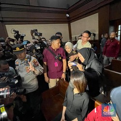 Sidang Perdana Kasus Timah, Crazy Rich PIK Helena Lim Serba Hitam