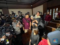 Sidang Perdana Kasus Timah, Crazy Rich PIK Helena Lim Serba Hitam