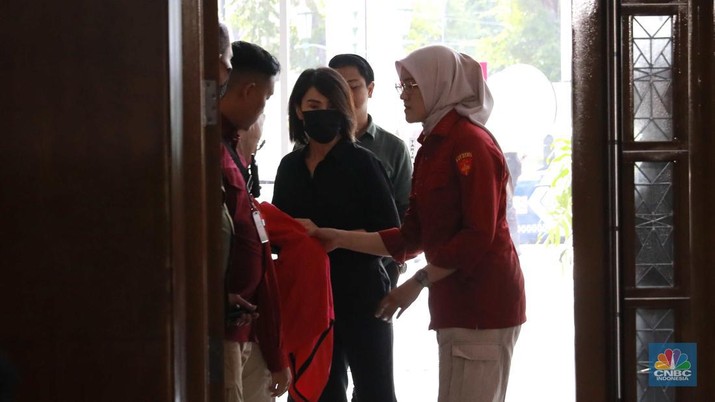 Helena Lim sebagai terdakwa kasus korupsi dalam pengelolaan tata niaga komoditas timah menjalani sidang perdana di Pengadilan Tindak Pidana Korupsi Jakarta pada Rabu, (21/8/2024). (CNBC Indonesia/Muhammad Sabki)