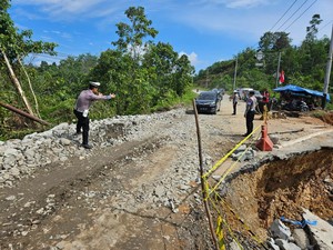 Jalan Lintas Riau-Sumbar Amblas Akibat Hujan Deras, Akses Buka Tutup
