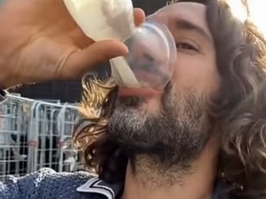 Pelatih Kebugaran Ini Minum ASI Istrinya, Deskripsikan Rasanya