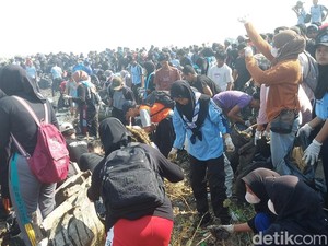 Saat Ribuan Orang Basmi Sampah yang Kotori Pantai Baro Cirebon