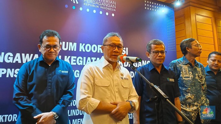 (kiri ke kanan) Sekretaris Jenderal Kemendag Budi Santoso; Mendag Zulkifli Hasan, Direktur Jenderal PKTN Kemendag Rusmin Amin saat ditemui di Jakarta, Rabu (21/8/2024). (CNBC Indonesia/Martyasari Rizky)