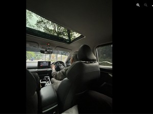 Mahathir Mohamad Masih Suka Nyetir Sendiri di Usia 99 Tahun
