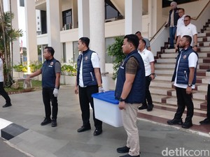 Polisi Bawa 1 Kotak Berkas usai 3 Jam Geledah Kantor BP Batam