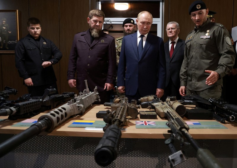 Presiden Rusia Vladimir Putin dan kepala Republik Chechnya Ramzan Kadyrov mengunjungi Universitas Pasukan Khusus Rusia di Gudermes, Rusia 20 Agustus 2024. Presiden Rusia Vladimir Putin dan kepala Republik Chechnya Ramzan Kadyrov mengunjungi Universitas Pasukan Khusus Rusia di Gudermes, Rusia 20 Agustus 2024. (Sputnik/Alexei Danichev/Pool via REUTERS)