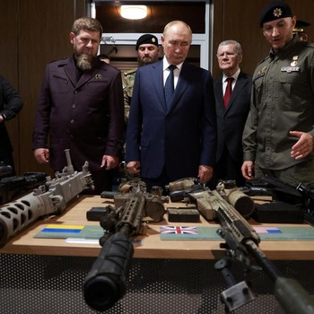 Momen Putin Bertemu 'Prajurit Kaki' di 'Kerajaan Muslim' Lawan Ukraina