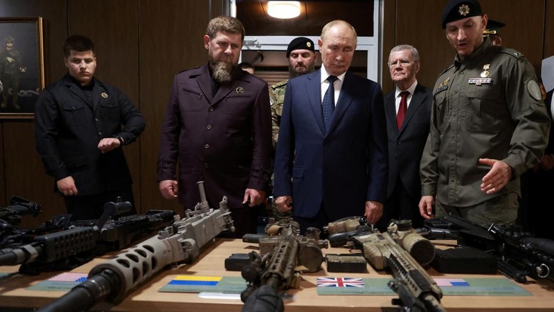 Presiden Rusia Vladimir Putin dan kepala Republik Chechnya Ramzan Kadyrov mengunjungi Universitas Pasukan Khusus Rusia di Gudermes, Rusia 20 Agustus 2024. (Sputnik/Alexei Danichev/Pool via REUTERS)