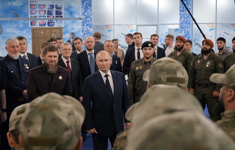 Presiden Rusia Vladimir Putin dan kepala Republik Chechnya Ramzan Kadyrov mengunjungi Universitas Pasukan Khusus Rusia di Gudermes, Rusia 20 Agustus 2024. Presiden Rusia Vladimir Putin dan kepala Republik Chechnya Ramzan Kadyrov mengunjungi Universitas Pasukan Khusus Rusia di Gudermes, Rusia 20 Agustus 2024. (Sputnik/Alexei Danichev/Pool via REUTERS)