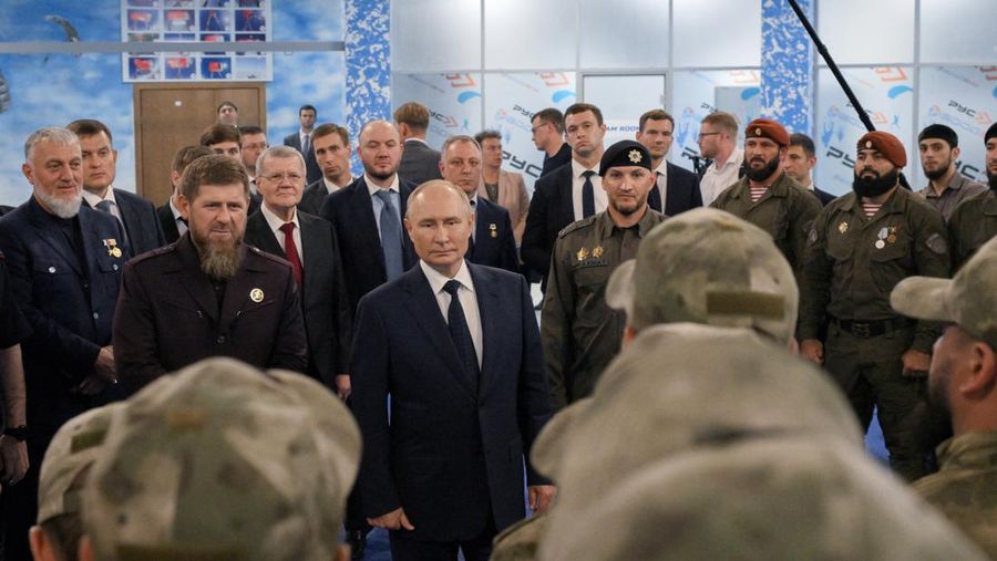 Presiden Rusia Vladimir Putin dan kepala Republik Chechnya Ramzan Kadyrov mengunjungi Universitas Pasukan Khusus Rusia di Gudermes, Rusia 20 Agustus 2024. (Sputnik/Alexei Danichev/Pool via REUTERS)