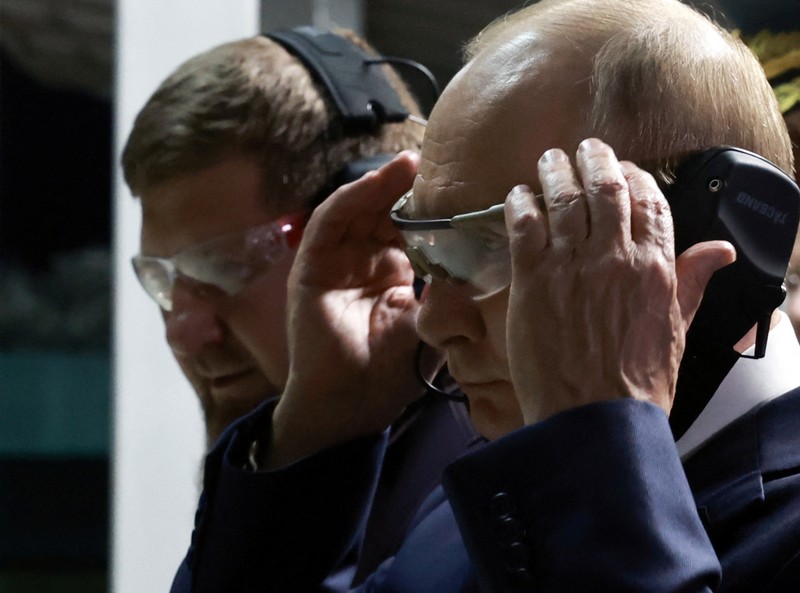 Presiden Rusia Vladimir Putin dan kepala Republik Chechnya Ramzan Kadyrov mengunjungi Universitas Pasukan Khusus Rusia di Gudermes, Rusia 20 Agustus 2024. (Sputnik/Alexei Danichev/Pool via REUTERS)