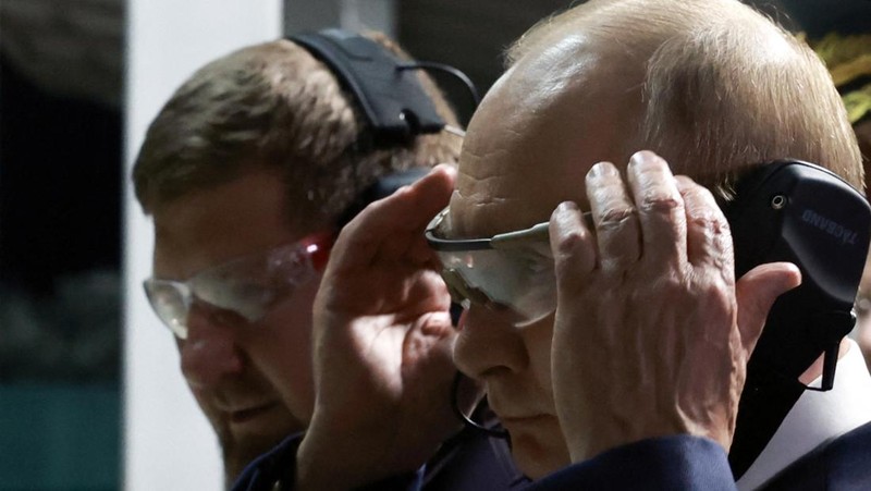 Presiden Rusia Vladimir Putin dan kepala Republik Chechnya Ramzan Kadyrov mengunjungi Universitas Pasukan Khusus Rusia di Gudermes, Rusia 20 Agustus 2024. (Sputnik/Alexei Danichev/Pool via REUTERS)