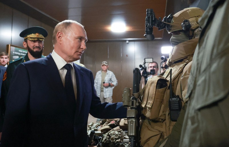 Presiden Rusia Vladimir Putin dan kepala Republik Chechnya Ramzan Kadyrov mengunjungi Universitas Pasukan Khusus Rusia di Gudermes, Rusia 20 Agustus 2024. Presiden Rusia Vladimir Putin dan kepala Republik Chechnya Ramzan Kadyrov mengunjungi Universitas Pasukan Khusus Rusia di Gudermes, Rusia 20 Agustus 2024. (Sputnik/Alexei Danichev/Pool via REUTERS)