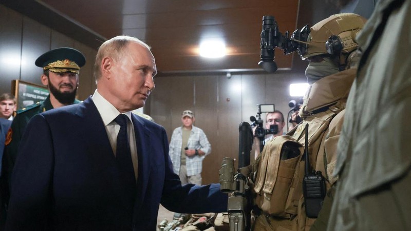 Presiden Rusia Vladimir Putin dan kepala Republik Chechnya Ramzan Kadyrov mengunjungi Universitas Pasukan Khusus Rusia di Gudermes, Rusia 20 Agustus 2024. (Sputnik/Alexei Danichev/Pool via REUTERS)