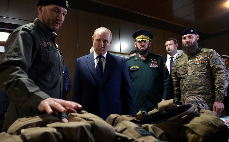 Presiden Rusia Vladimir Putin dan kepala Republik Chechnya Ramzan Kadyrov mengunjungi Universitas Pasukan Khusus Rusia di Gudermes, Rusia 20 Agustus 2024. (Sputnik/Alexei Danichev/Pool via REUTERS)
