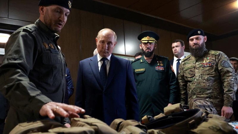 Presiden Rusia Vladimir Putin dan kepala Republik Chechnya Ramzan Kadyrov mengunjungi Universitas Pasukan Khusus Rusia di Gudermes, Rusia 20 Agustus 2024. (Sputnik/Alexei Danichev/Pool via REUTERS)