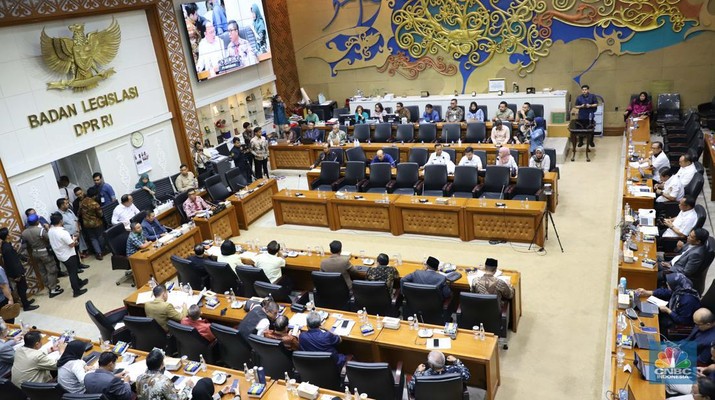 Rapat pembahasan RUU Pilkada dengan Badan Legislassi DPR RI di Kompleks Parlemen, Senayan, Jakarta, Rabu (21/8/2024). (CNBC Indonesia/Muhammad Sabki)