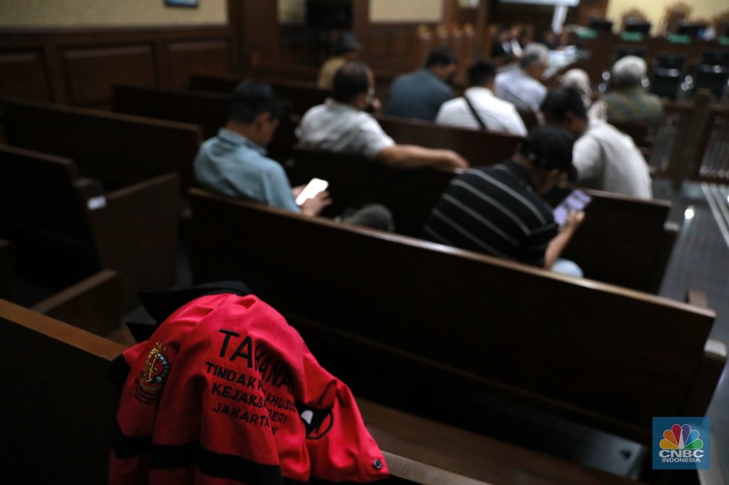 Terdakwa kasus dugaan korupsi pengelolaan tata niaga komoditas timah di wilayah izin usaha pertambangan PT Timah Tbk tahun 2015-2022 Suparta (kiria) dan Reza Andriansyah (kanan) menjalani sidang perdana di Pengadilan Tipikor, Jakarta, Rabu (21/8/2024). (CNBC Indonesia/Muhammad Sabki) Terdakwa kasus dugaan korupsi pengelolaan tata niaga komoditas timah di wilayah izin usaha pertambangan PT Timah Tbk tahun 2015-2022 Suparta (kiria) dan Reza Andriansyah (kanan) menjalani sidang perdana di Pengadilan Tipikor, Jakarta, Rabu (21/8/2024). (CNBC Indonesia/Muhammad Sabki)