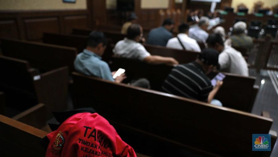 Terdakwa kasus dugaan korupsi pengelolaan tata niaga komoditas timah di wilayah izin usaha pertambangan PT Timah Tbk tahun 2015-2022 Suparta (kiria) dan Reza Andriansyah (kanan) menjalani sidang perdana di Pengadilan Tipikor, Jakarta, Rabu (21/8/2024). (CNBC Indonesia/Muhammad Sabki)