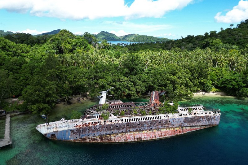 Sebuah kapal pesiar MS World Discoverer yang terbengkalai di garis pantai Teluk Roderick, Kepulauan Nggela, Kepualauan Solomon kini menjadi objek wisata yang populer. (Saeed KHAN / AFP) Sebuah kapal pesiar MS World Discoverer yang terbengkalai di garis pantai Teluk Roderick, Kepulauan Nggela, Kepualauan Solomon kini menjadi objek wisata yang populer. (Saeed KHAN / AFP)