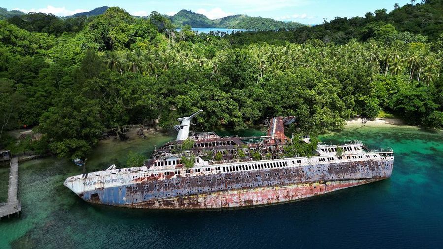 Sebuah kapal pesiar MS World Discoverer yang terbengkalai di garis pantai Teluk Roderick, Kepulauan Nggela, Kepualauan Solomon kini menjadi objek wisata yang populer. (Saeed KHAN / AFP)