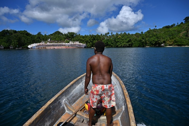 Sebuah kapal pesiar MS World Discoverer yang terbengkalai di garis pantai Teluk Roderick, Kepulauan Nggela, Kepualauan Solomon kini menjadi objek wisata yang populer. (Saeed KHAN / AFP) Sebuah kapal pesiar MS World Discoverer yang terbengkalai di garis pantai Teluk Roderick, Kepulauan Nggela, Kepualauan Solomon kini menjadi objek wisata yang populer. (Saeed KHAN / AFP)