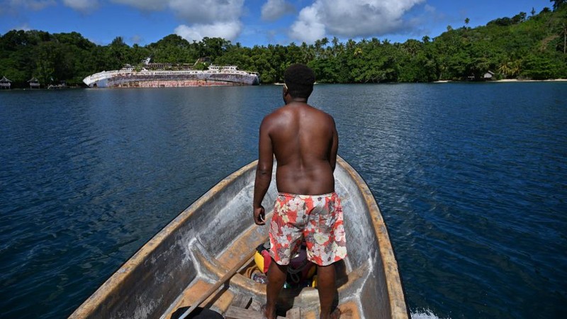 Sebuah kapal pesiar MS World Discoverer yang terbengkalai di garis pantai Teluk Roderick, Kepulauan Nggela, Kepualauan Solomon kini menjadi objek wisata yang populer. (Saeed KHAN / AFP)