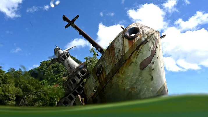 Sebuah kapal pesiar MS World Discoverer yang terbengkalai di garis pantai Teluk Roderick, Kepulauan Nggela, Kepualauan Solomon kini menjadi objek wisata yang populer. (Saeed KHAN / AFP)