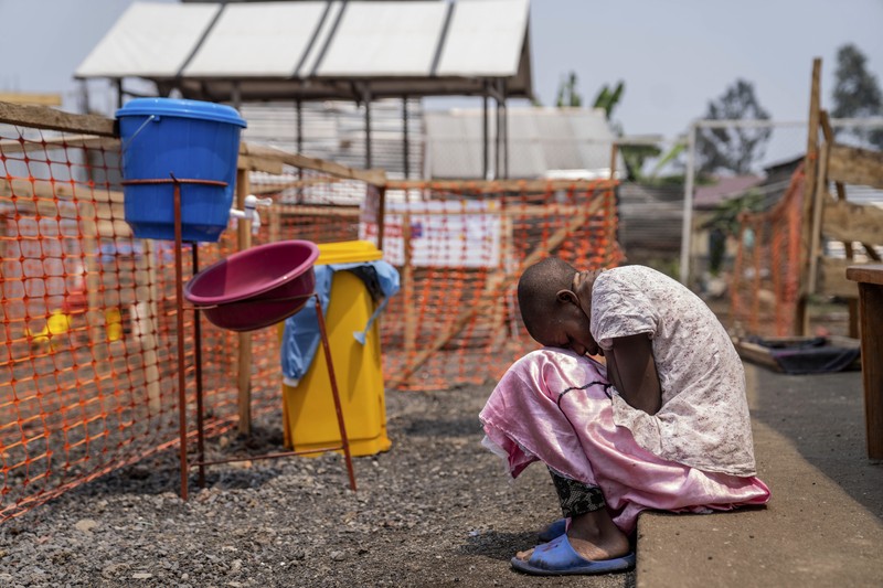 Seorang petugas kesehatan berjalan melewati pusat perawatan mpox di Munigi, Kongo timur, Senin, 19 Agustus 2024. Seorang petugas kesehatan berjalan melewati pusat perawatan mpox di Munigi, Kongo timur, Senin, 19 Agustus 2024. Kongo akan menerima dosis vaksin pertama untuk mengatasi wabah mpox minggu depan dari Amerika Serikat, kata menteri kesehatan negara itu pada Senin, beberapa hari setelah Organisasi Kesehatan Dunia menyatakan wabah mpox di Afrika sebagai keadaan darurat global. (AP Photo/Moses Sawasawa)
