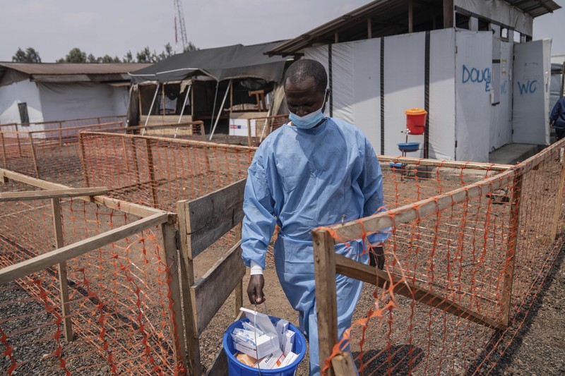 Seorang petugas kesehatan berjalan melewati pusat perawatan mpox di Munigi, Kongo timur, Senin, 19 Agustus 2024. Kongo akan menerima dosis vaksin pertama untuk mengatasi wabah mpox minggu depan dari Amerika Serikat, kata menteri kesehatan negara itu pada Senin, beberapa hari setelah Organisasi Kesehatan Dunia menyatakan wabah mpox di Afrika sebagai keadaan darurat global. (AP Photo/Moses Sawasawa)