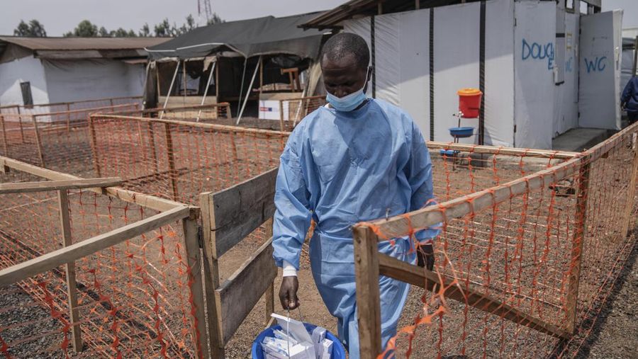 Seorang petugas kesehatan berjalan melewati pusat perawatan mpox di Munigi, Kongo timur, Senin, 19 Agustus 2024. Kongo akan menerima dosis vaksin pertama untuk mengatasi wabah mpox minggu depan dari Amerika Serikat, kata menteri kesehatan negara itu pada Senin, beberapa hari setelah Organisasi Kesehatan Dunia menyatakan wabah mpox di Afrika sebagai keadaan darurat global. (AP Photo/Moses Sawasawa)