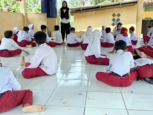 Ruang Kelas Rusak, Siswa SDN Ciaripin Terpaksa Belajar di Lantai Aula