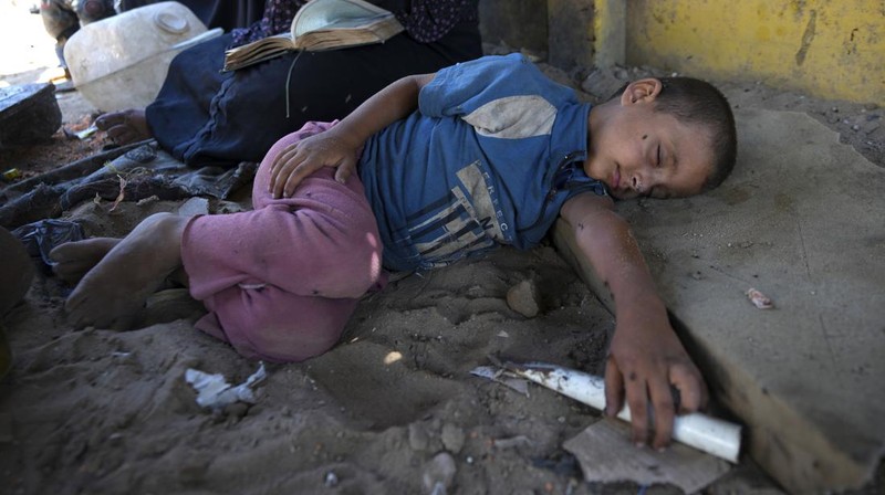Tenda-tenda yang menampung pengungsi Palestina memadati pantai dan garis pantai Mediterania di Deir el-Balah di Jalur Gaza tengah, Selasa (20/8/2024). (AP Photo/Abdel Kareem Hana)