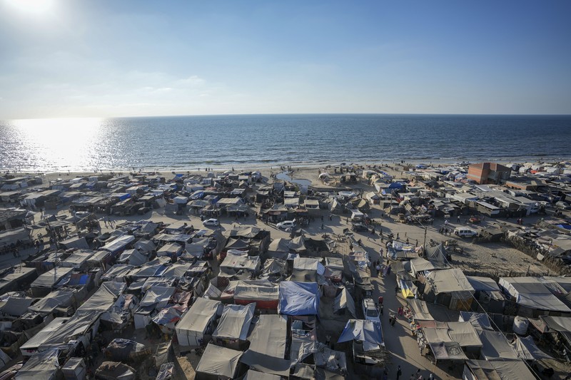 Tenda-tenda yang menampung pengungsi Palestina memadati pantai dan garis pantai Mediterania di Deir el-Balah di Jalur Gaza tengah, Selasa (20/8/2024). (AP Photo/Abdel Kareem Hana) Tenda-tenda yang menampung pengungsi Palestina memadati pantai dan garis pantai Mediterania di Deir el-Balah di Jalur Gaza tengah, Selasa (20/8/2024). (AP Photo/Abdel Kareem Hana)