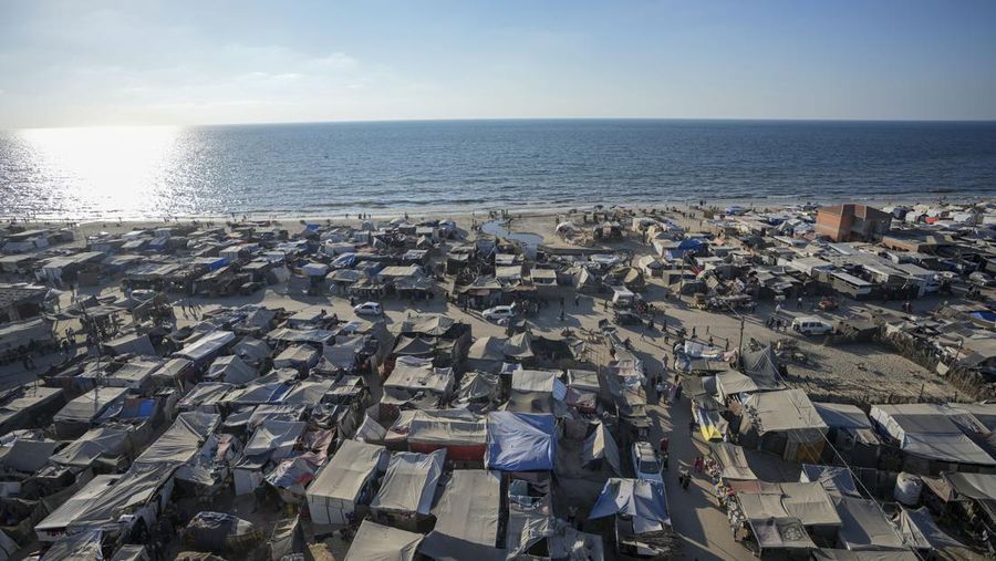 Tenda-tenda yang menampung pengungsi Palestina memadati pantai dan garis pantai Mediterania di Deir el-Balah di Jalur Gaza tengah, Selasa (20/8/2024). (AP Photo/Abdel Kareem Hana)