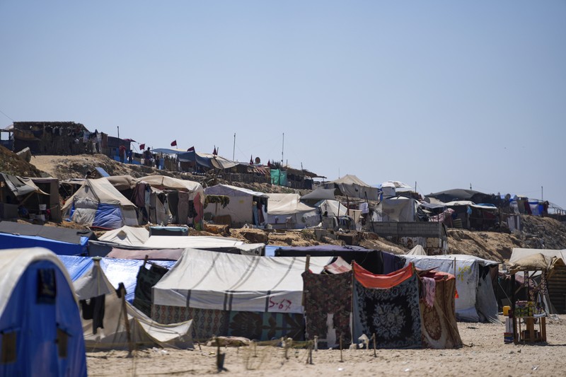 Tenda-tenda yang menampung pengungsi Palestina memadati pantai dan garis pantai Mediterania di Deir el-Balah di Jalur Gaza tengah, Selasa (20/8/2024). (AP Photo/Abdel Kareem Hana) Tenda-tenda yang menampung pengungsi Palestina memadati pantai dan garis pantai Mediterania di Deir el-Balah di Jalur Gaza tengah, Selasa (20/8/2024). (AP Photo/Abdel Kareem Hana)