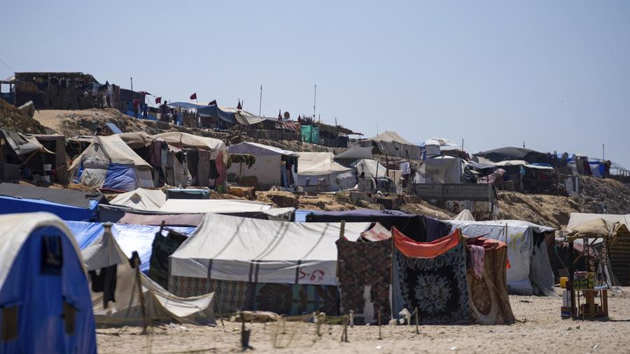 Tenda-tenda yang menampung pengungsi Palestina memadati pantai dan garis pantai Mediterania di Deir el-Balah di Jalur Gaza tengah, Selasa (20/8/2024). (AP Photo/Abdel Kareem Hana)