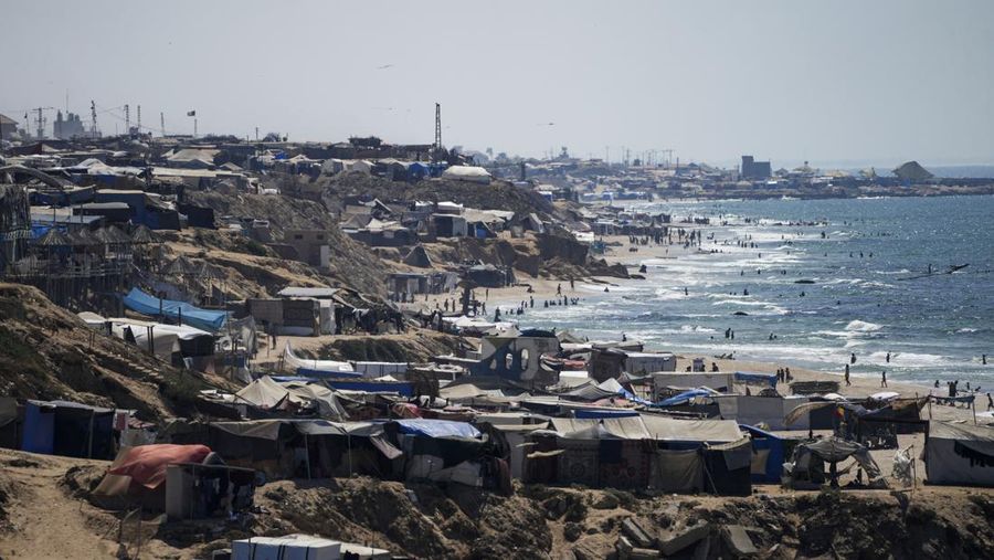 Tenda-tenda yang menampung pengungsi Palestina memadati pantai dan garis pantai Mediterania di Deir el-Balah di Jalur Gaza tengah, Selasa (20/8/2024). (AP Photo/Abdel Kareem Hana)