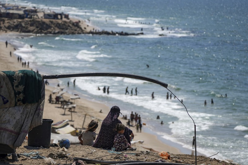 Tenda-tenda yang menampung pengungsi Palestina memadati pantai dan garis pantai Mediterania di Deir el-Balah di Jalur Gaza tengah, Selasa (20/8/2024). (AP Photo/Abdel Kareem Hana)