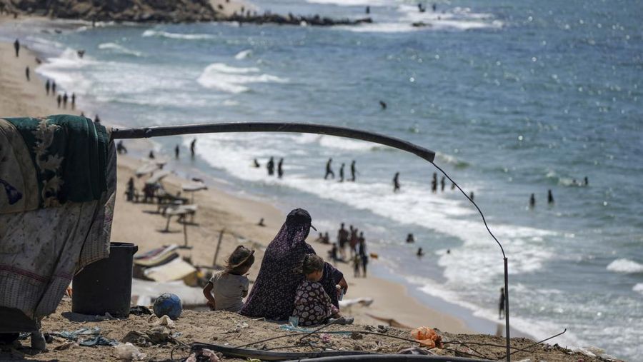 Tenda-tenda yang menampung pengungsi Palestina memadati pantai dan garis pantai Mediterania di Deir el-Balah di Jalur Gaza tengah, Selasa (20/8/2024). (AP Photo/Abdel Kareem Hana)
