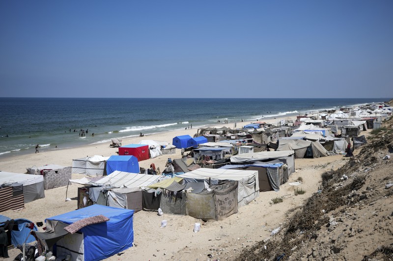 Tenda-tenda yang menampung pengungsi Palestina memadati pantai dan garis pantai Mediterania di Deir el-Balah di Jalur Gaza tengah, Selasa (20/8/2024). (AP Photo/Abdel Kareem Hana)
