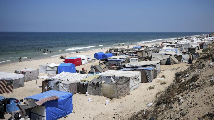Tenda-tenda yang menampung pengungsi Palestina memadati pantai dan garis pantai Mediterania di Deir el-Balah di Jalur Gaza tengah, Selasa (20/8/2024). (AP Photo/Abdel Kareem Hana)