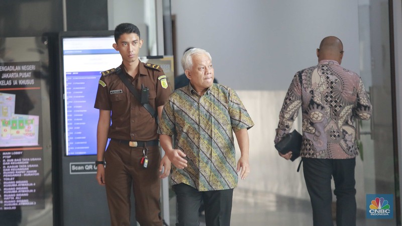 Terdakwa kasus dugaan korupsi pengelolaan tata niaga komoditas timah di wilayah izin usaha pertambangan PT Timah Tbk tahun 2015-2022 Suparta (kiria) dan Reza Andriansyah (kanan) menjalani sidang perdana di Pengadilan Tipikor, Jakarta, Rabu (21/8/2024). (CNBC Indonesia/Muhammad Sabki) Terdakwa kasus dugaan korupsi pengelolaan tata niaga komoditas timah di wilayah izin usaha pertambangan PT Timah Tbk tahun 2015-2022 Suparta (kiria) dan Reza Andriansyah (kanan) menjalani sidang perdana di Pengadilan Tipikor, Jakarta, Rabu (21/8/2024). (CNBC Indonesia/Muhammad Sabki)