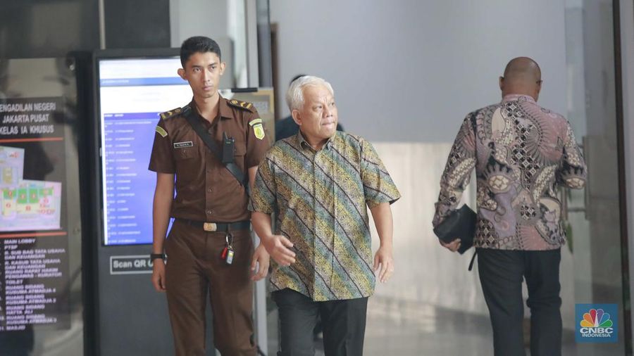 Terdakwa kasus dugaan korupsi pengelolaan tata niaga komoditas timah di wilayah izin usaha pertambangan PT Timah Tbk tahun 2015-2022 Suparta (kiria) dan Reza Andriansyah (kanan) menjalani sidang perdana di Pengadilan Tipikor, Jakarta, Rabu (21/8/2024). (CNBC Indonesia/Muhammad Sabki)