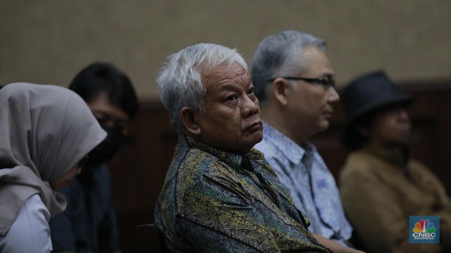 Terdakwa kasus dugaan korupsi pengelolaan tata niaga komoditas timah di wilayah izin usaha pertambangan PT Timah Tbk tahun 2015-2022 Suparta (kiria) dan Reza Andriansyah (kanan) menjalani sidang perdana di Pengadilan Tipikor, Jakarta, Rabu (21/8/2024). (CNBC Indonesia/Muhammad Sabki)
