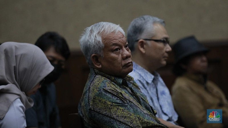 Terdakwa kasus dugaan korupsi pengelolaan tata niaga komoditas timah di wilayah izin usaha pertambangan PT Timah Tbk tahun 2015-2022 Suparta (kiria) dan Reza Andriansyah (kanan) menjalani sidang perdana di Pengadilan Tipikor, Jakarta, Rabu (21/8/2024). (CNBC Indonesia/Muhammad Sabki)