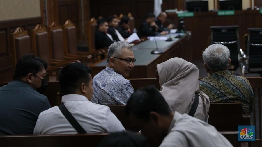 Terdakwa kasus dugaan korupsi pengelolaan tata niaga komoditas timah di wilayah izin usaha pertambangan PT Timah Tbk tahun 2015-2022 Suparta (kiria) dan Reza Andriansyah (kanan) menjalani sidang perdana di Pengadilan Tipikor, Jakarta, Rabu (21/8/2024). (CNBC Indonesia/Muhammad Sabki)