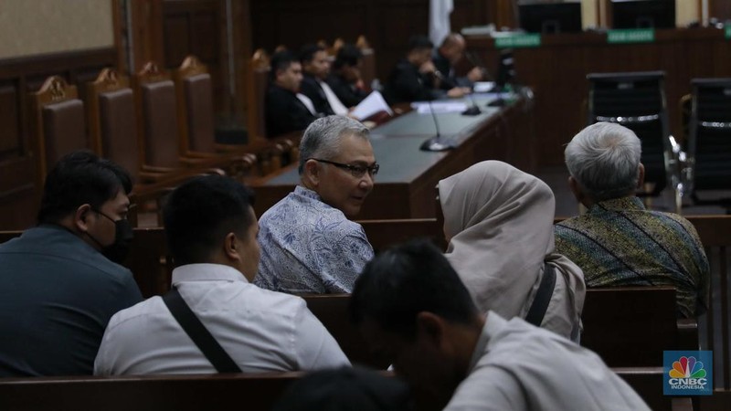 Terdakwa kasus dugaan korupsi pengelolaan tata niaga komoditas timah di wilayah izin usaha pertambangan PT Timah Tbk tahun 2015-2022 Suparta (kiria) dan Reza Andriansyah (kanan) menjalani sidang perdana di Pengadilan Tipikor, Jakarta, Rabu (21/8/2024). (CNBC Indonesia/Muhammad Sabki)